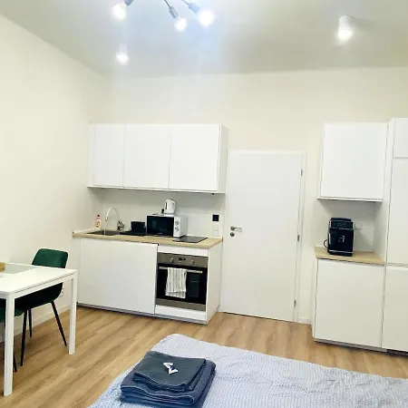 Private Close To Red Subway Pankrac Apartment *