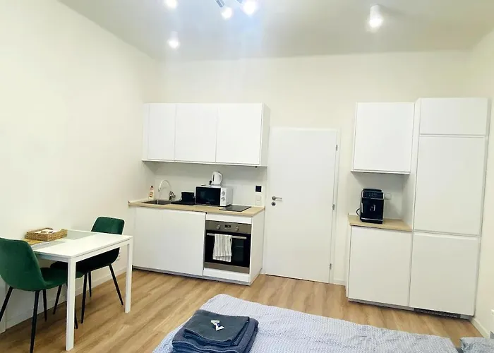 Private Close To Red Subway Pankrac Apartamento *