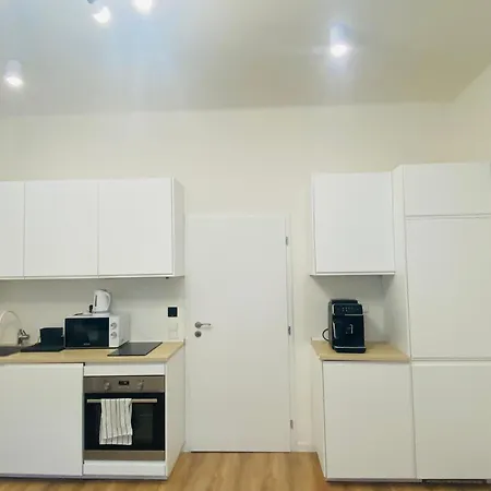 Private Close To Red Subway Pankrac Appartement